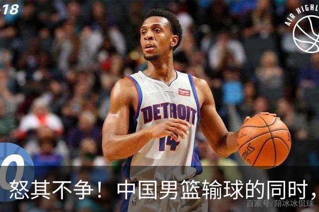 怒其不争！中国男篮输球的同时，日本替补席做出哭鼻子的嘲讽动作